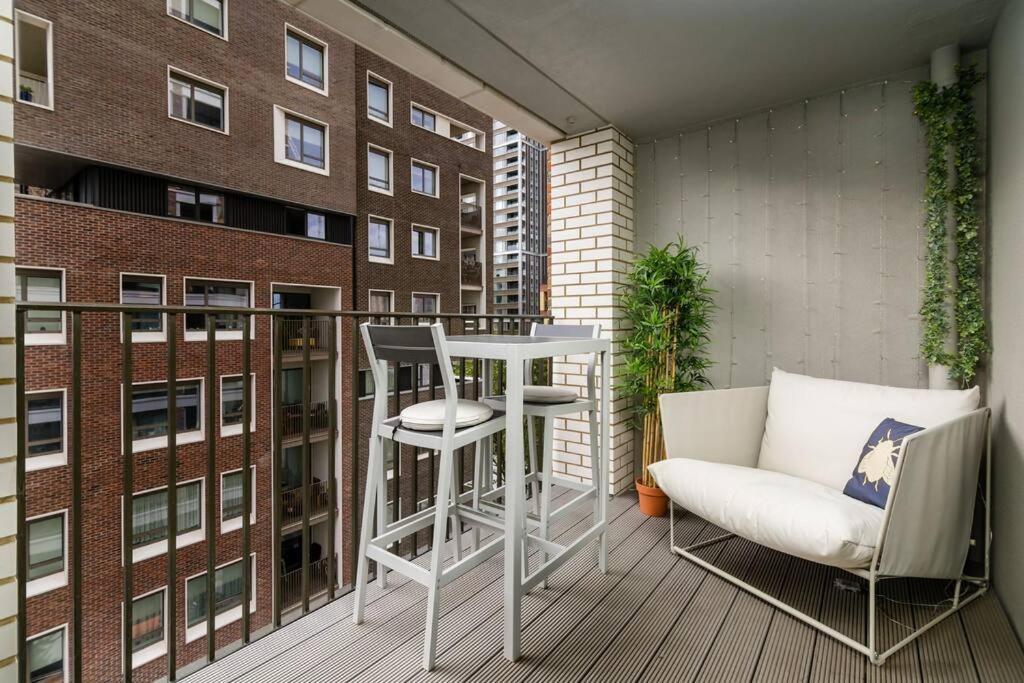 Superb 1 Bedroom Apartment 3Mins From Tube Station Londra Exterior foto