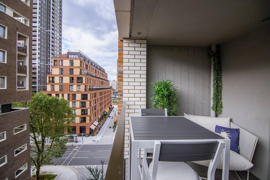 Superb 1 Bedroom Apartment 3Mins From Tube Station Londra Exterior foto
