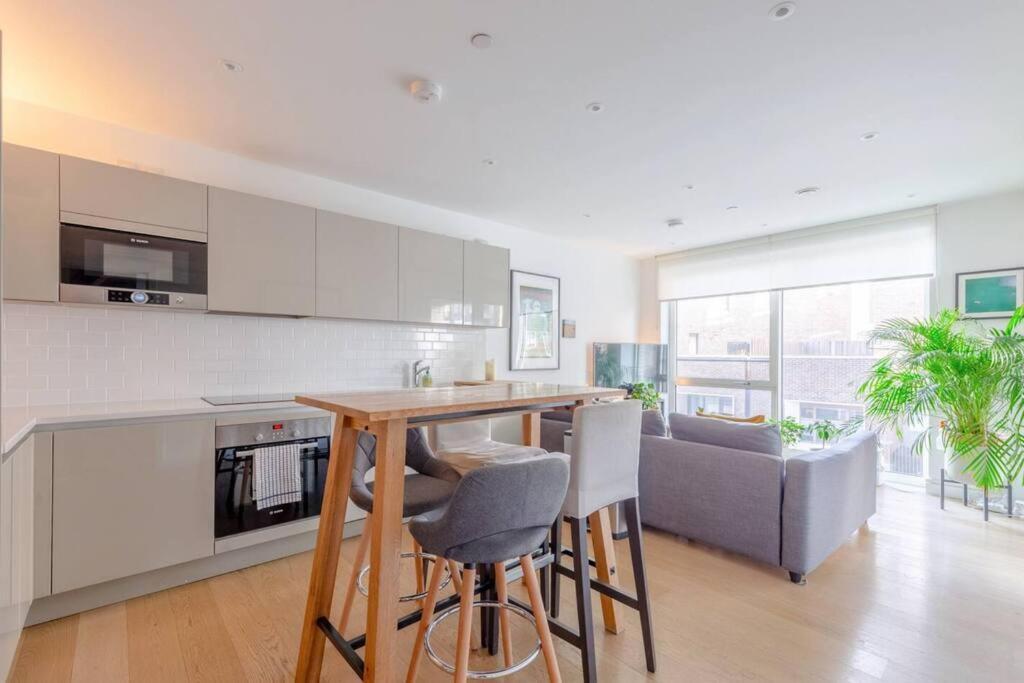 Superb 1 Bedroom Apartment 3Mins From Tube Station Londra Exterior foto