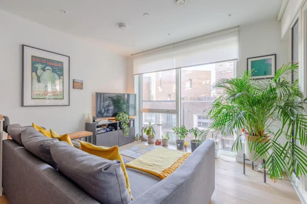 Superb 1 Bedroom Apartment 3Mins From Tube Station Londra Exterior foto